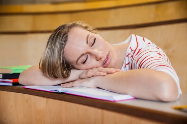 Kvinnlig student sover i klass — Stockfoto