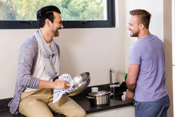 Sonriente pareja gay lavando platos — Foto de Stock