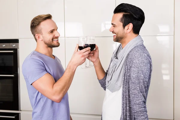 Glimlachend homo drinken rode wijn — Stockfoto