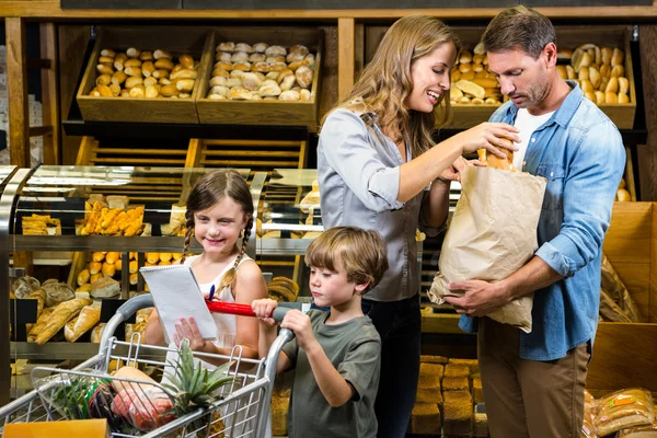 Mutlu aile alışveriş yaparken — Stok fotoğraf