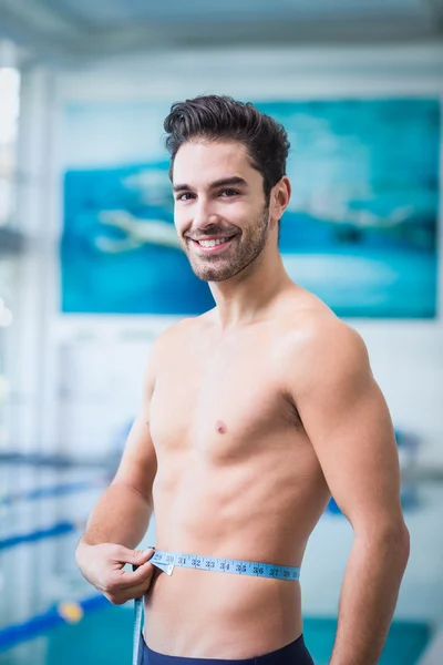 Hombre guapo midiendo la cintura —  Fotos de Stock