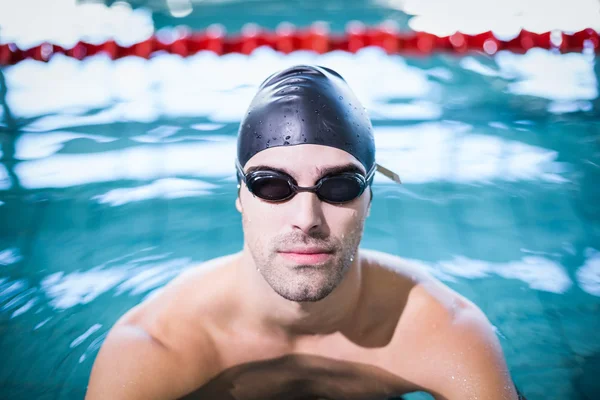 Homme portant des lunettes de natation — Photo