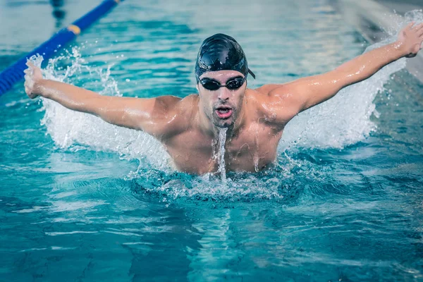 Adatto uomo nuoto — Foto Stock