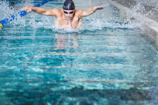 Passar man simning — Stockfoto