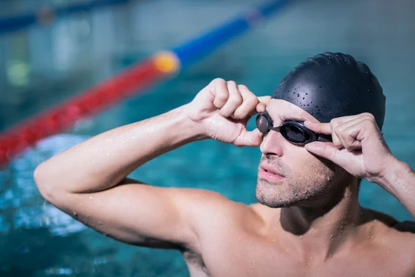 Uomo sconvolto con occhiali da nuoto — Foto Stock