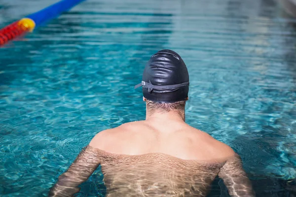 Achteraanzicht van man zwemmen — Stockfoto