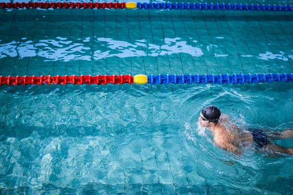 Sprawny człowiek pływanie — Zdjęcie stockowe