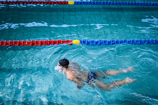 Fit mens zwemmen — Stockfoto