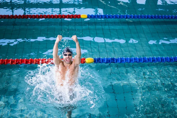 El hombre en forma triunfando — Foto de Stock