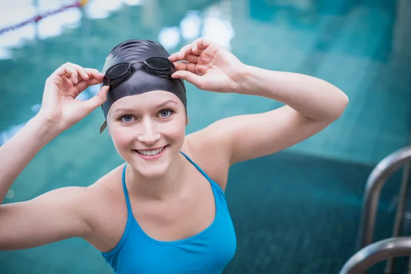 Mujer bonita usando gorra de natación —  Fotos de Stock