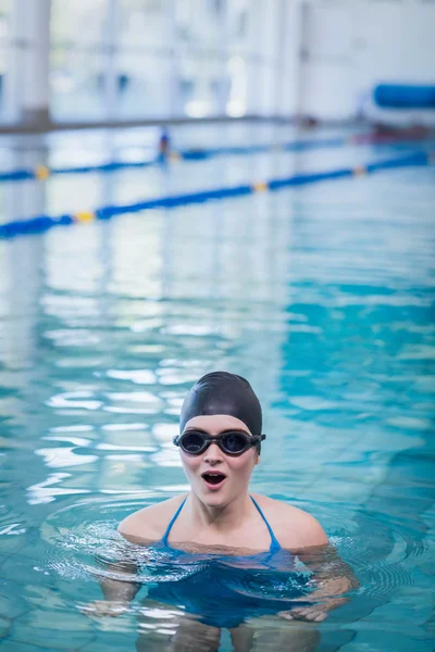 Verrast vrouw in het water — Stockfoto