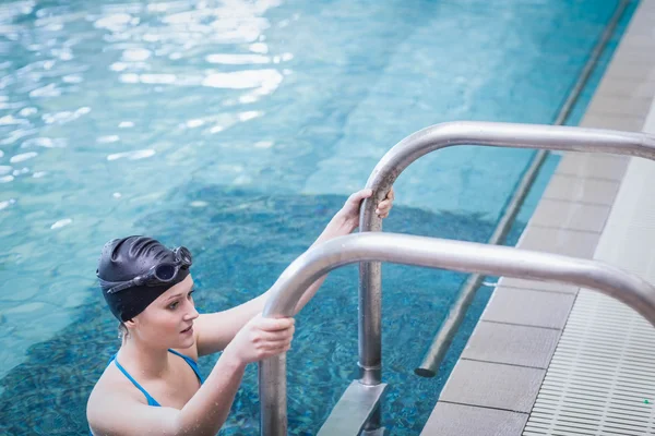 Vältränad kvinna att få ur vattnet — Stockfoto