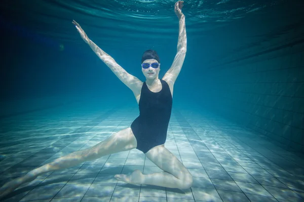 Jolie femme étirant sous l'eau — Photo