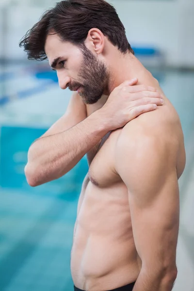 Hombre guapo con dolor en el hombro —  Fotos de Stock