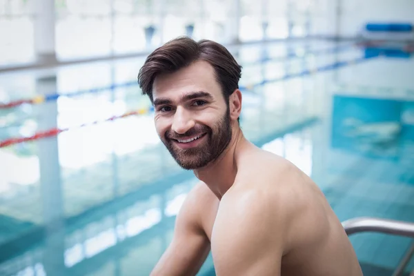 Bello uomo sorridente a macchina fotografica — Foto Stock