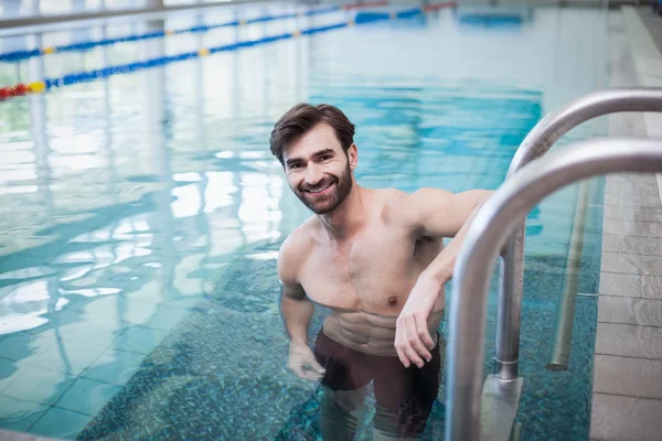 Uomo in forma in piedi in acqua — Foto Stock