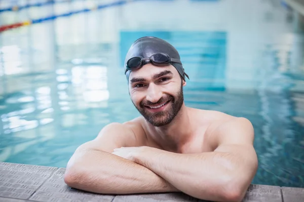 Uomo sorridente che indossa cuffia e occhiali da bagno — Foto Stock