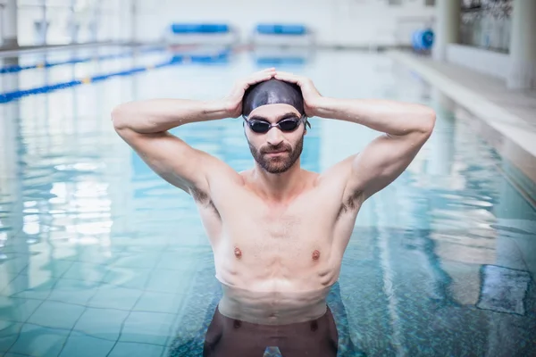 Homme concentré portant un bonnet et des lunettes de bain — Photo