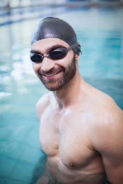 Uomo sorridente che indossa cuffia e occhiali da bagno — Foto Stock