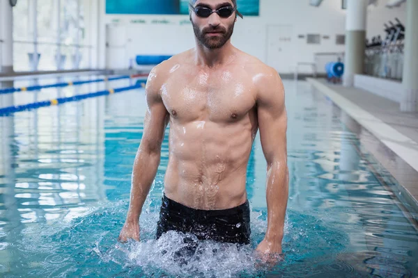 Орієнтований чоловік у шапці для плавання та окулярах — стокове фото