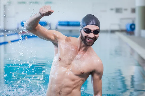 L'uomo sorridente trionfa con il braccio alzato — Foto Stock