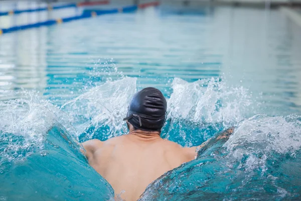 Adatto uomo nuoto — Foto Stock