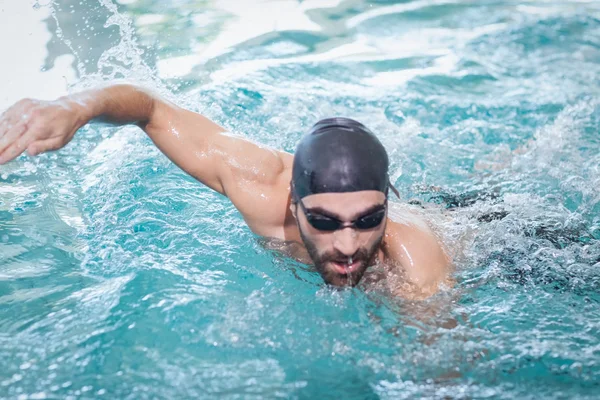 Adatto uomo nuoto — Foto Stock