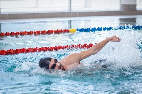 Adatto uomo nuoto — Foto Stock