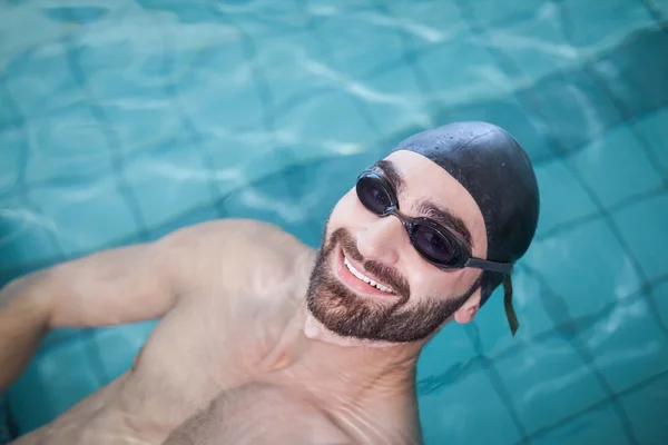 Přizpůsobit muž plavání na zadní straně — Stock fotografie