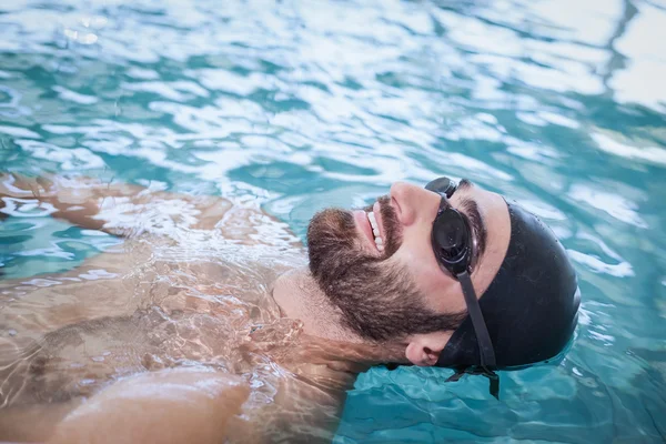 Fit mens op de rug zwemmen — Stockfoto