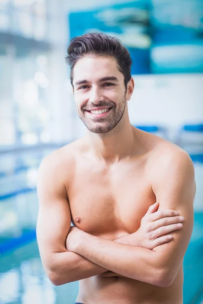 Lachende man met gekruiste armen — Stockfoto