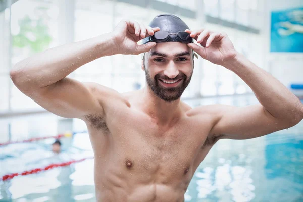 Sprawny człowiek sobie pływać czapkę i okulary — Zdjęcie stockowe
