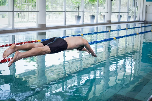 Fit mens duiken in het water — Stockfoto