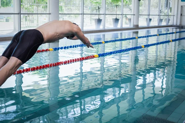 Fit mens duiken in het water — Stockfoto