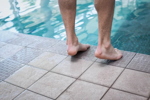 Avvicinamento dei piedi maschili — Foto Stock