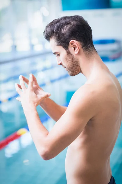 Uomo serio che medita con le mani unite — Foto Stock