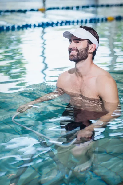 Uomo sorridente che fa bici subacquea — Foto Stock