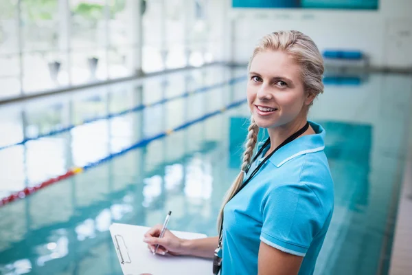 Guapa entrenador escribir en portapapeles — Foto de Stock