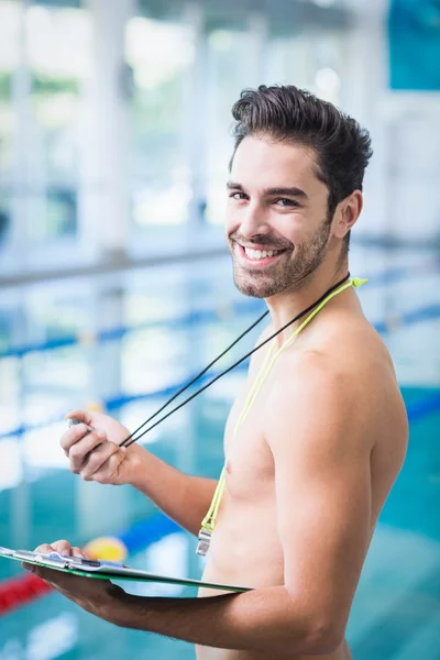 Schöner Mann mit Klemmbrett und Stoppuhr — Stockfoto