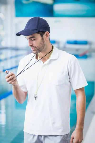 Bonito treinador olhando para cronômetro — Fotografia de Stock