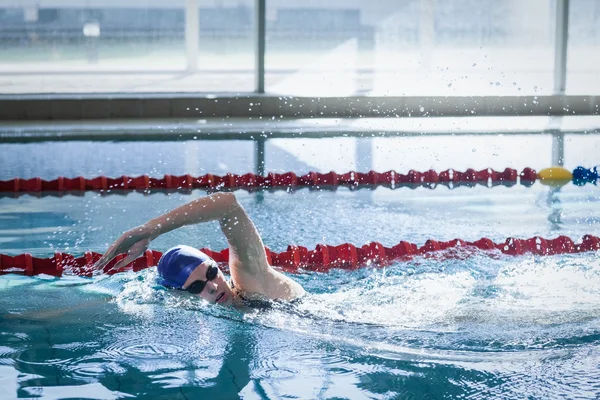 Vältränad kvinna simning — Stockfoto