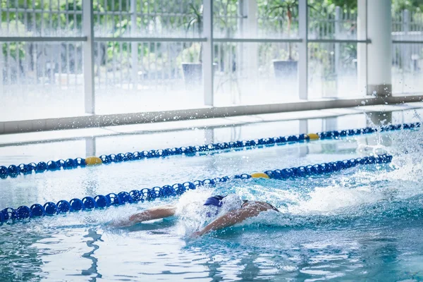 Adatto donna nuoto — Foto Stock