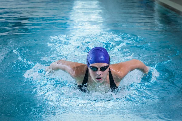 Fit vrouw zwemmen — Stockfoto