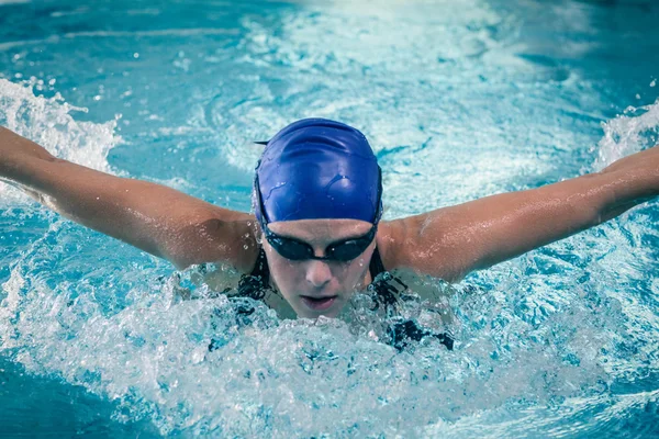 Fit vrouw zwemmen — Stockfoto