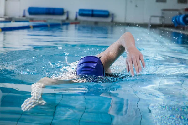 Fit vrouw zwemmen — Stockfoto