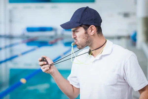 Guapo entrenador soplando silbato — Foto de Stock