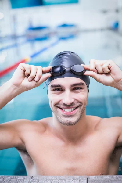 Schöner Mann mit Badekappe — Stockfoto