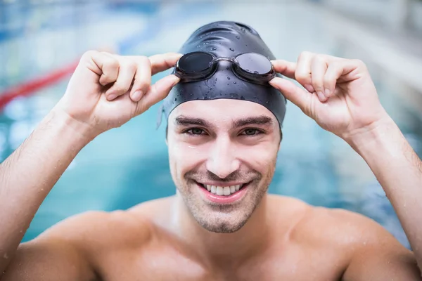 Hombre guapo usando gorra de natación —  Fotos de Stock