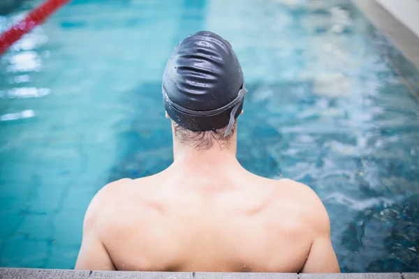 Bell'uomo con il cappello da nuoto — Foto Stock