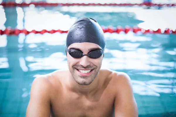 Hombre guapo con gorra de natación y gafas —  Fotos de Stock